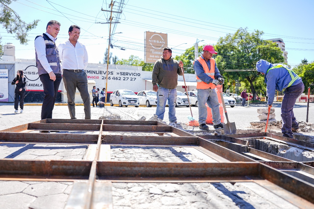 Supervisa Alfonso Sánchez García sustitución de rejilla pluvial en calle de la capital